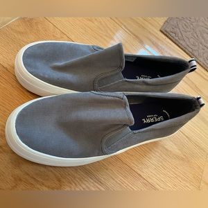 Women’s size 10 Sperry stacked gray corduroy slip on tennis shoes